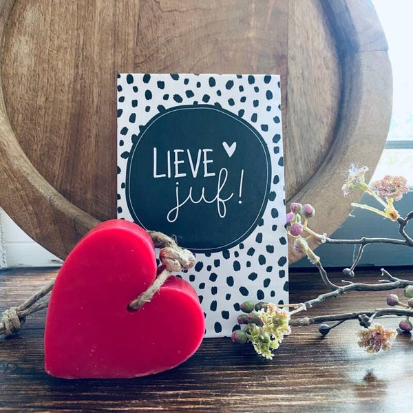 Cadeau zakje "lieve juf" gevuld met hartjeszeep aan grof touw