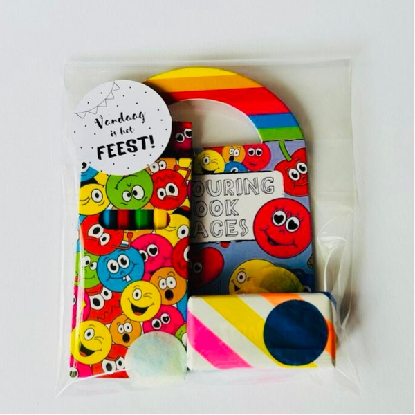 Smiley kleur/sticker boekje met potloodjes traktatie