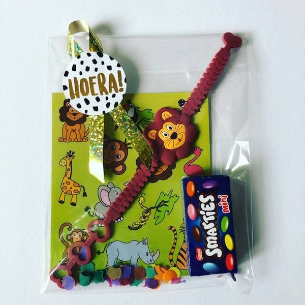Jungle stickervel met armbandje traktatie