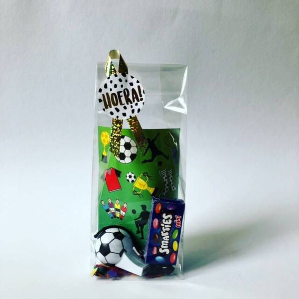 Voetbal stickervel, potlood en fluitje traktatie