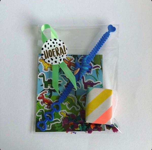 Dino stickervel met dino armbandje traktatie