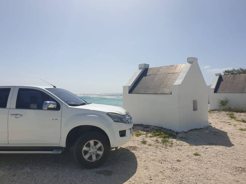 Isuzu bij slavenhuis - Autohuur Bonaire