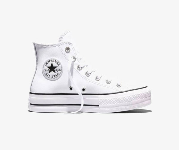 Converse bruid en bruidsmeisje