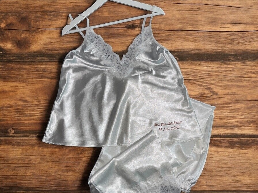 Gepersonaliseerde satijn set met kant detail
