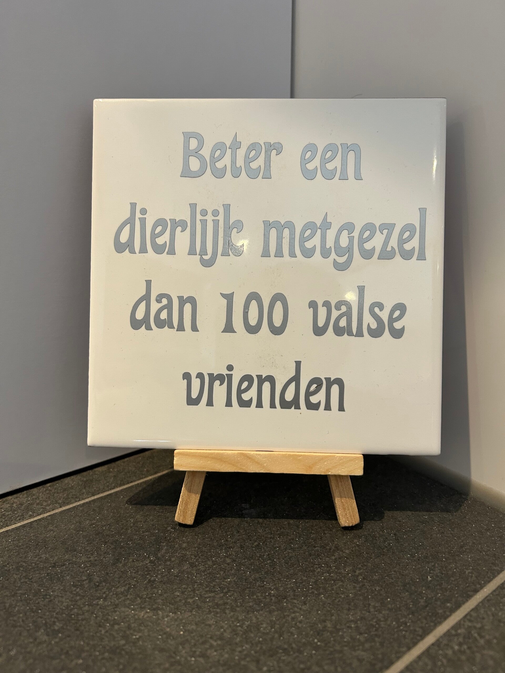 Tegeltje | 15x15 | Beter een dierlijk metgezel, dan 100 valse vrienden