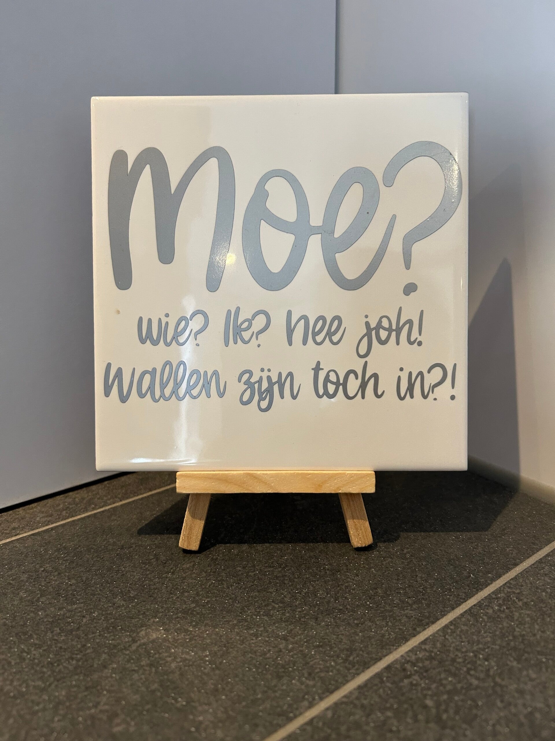 Tegeltje | 15x15 | Moe? Wie? Ik? Neejoh! Wallen zijn toch in?