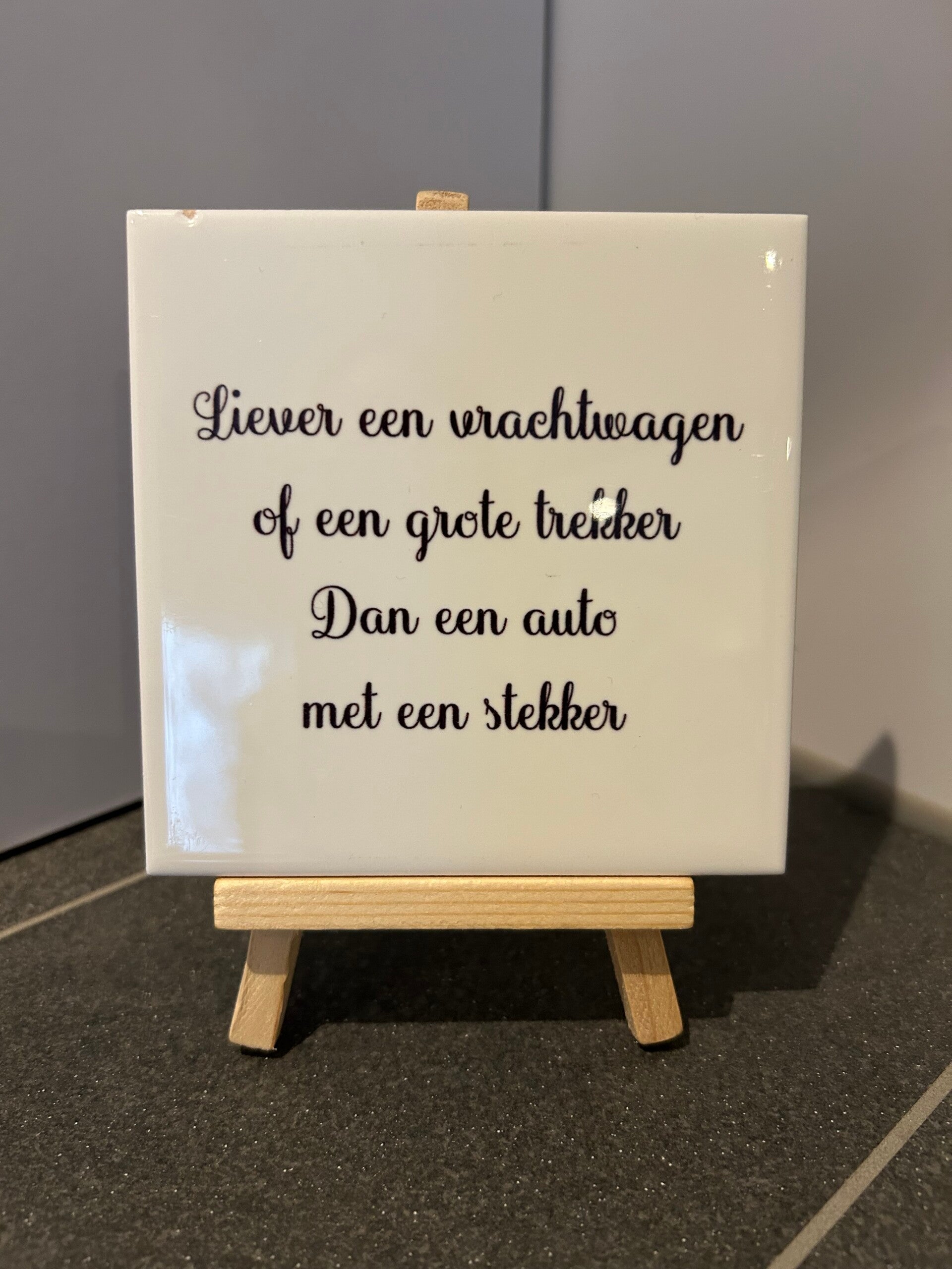 Tegeltje | 10x10 | Liever een vrachtwagen of een grote trekker, dan een auto met een stekker