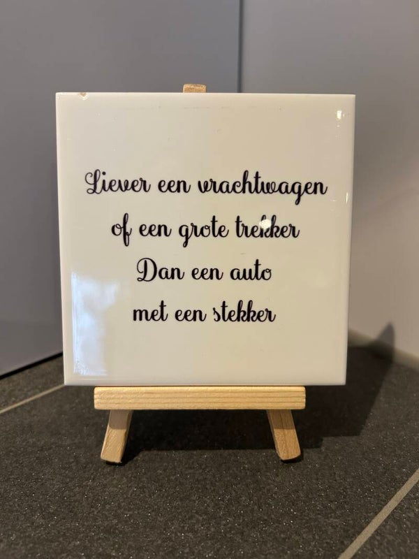 Tegeltje | 10x10 | Liever een vrachtwagen of een grote trekker, dan een auto met een stekker