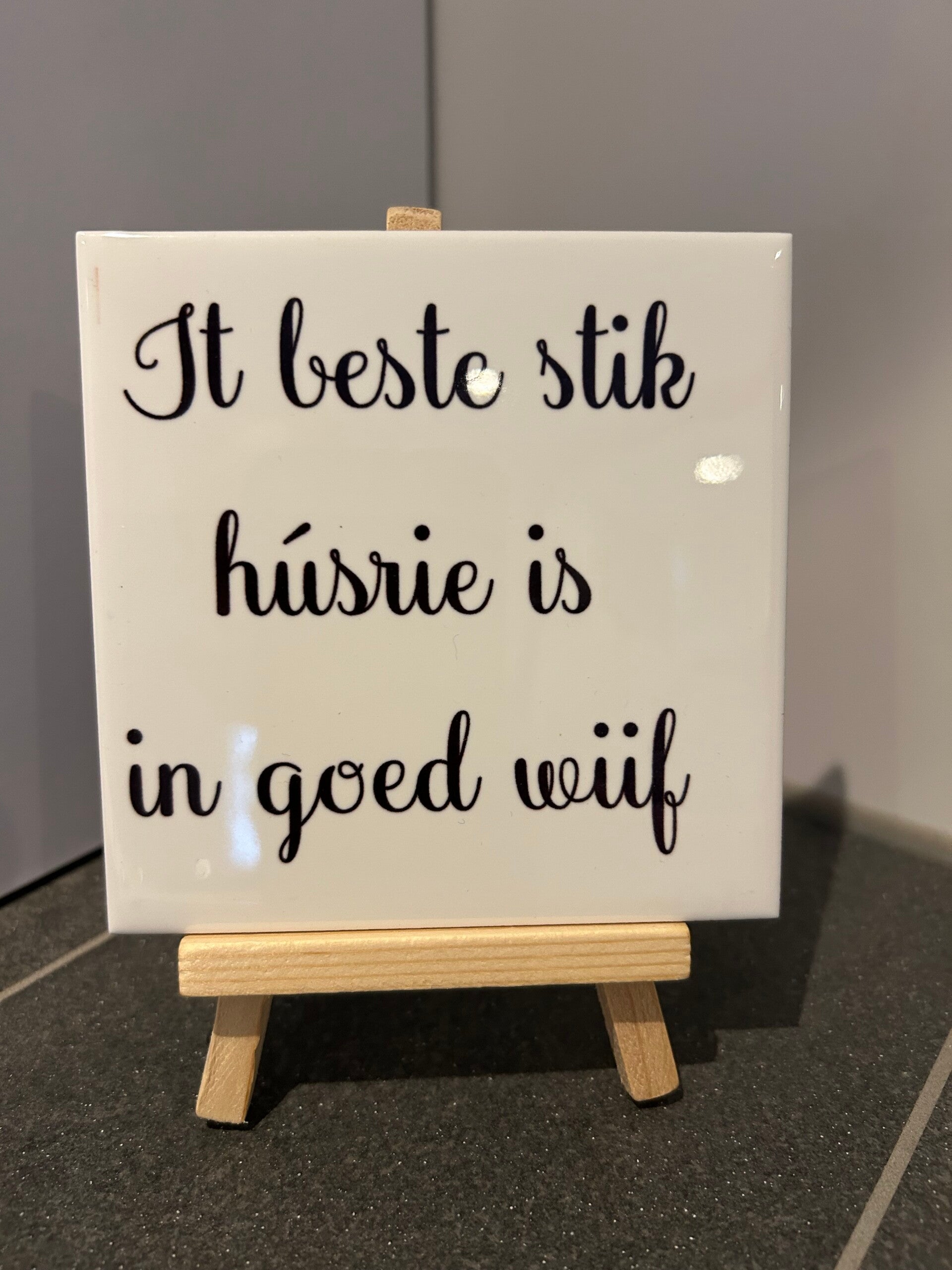 Tegeltje | 10x10 | It beste stik húsrie is in goed wiif