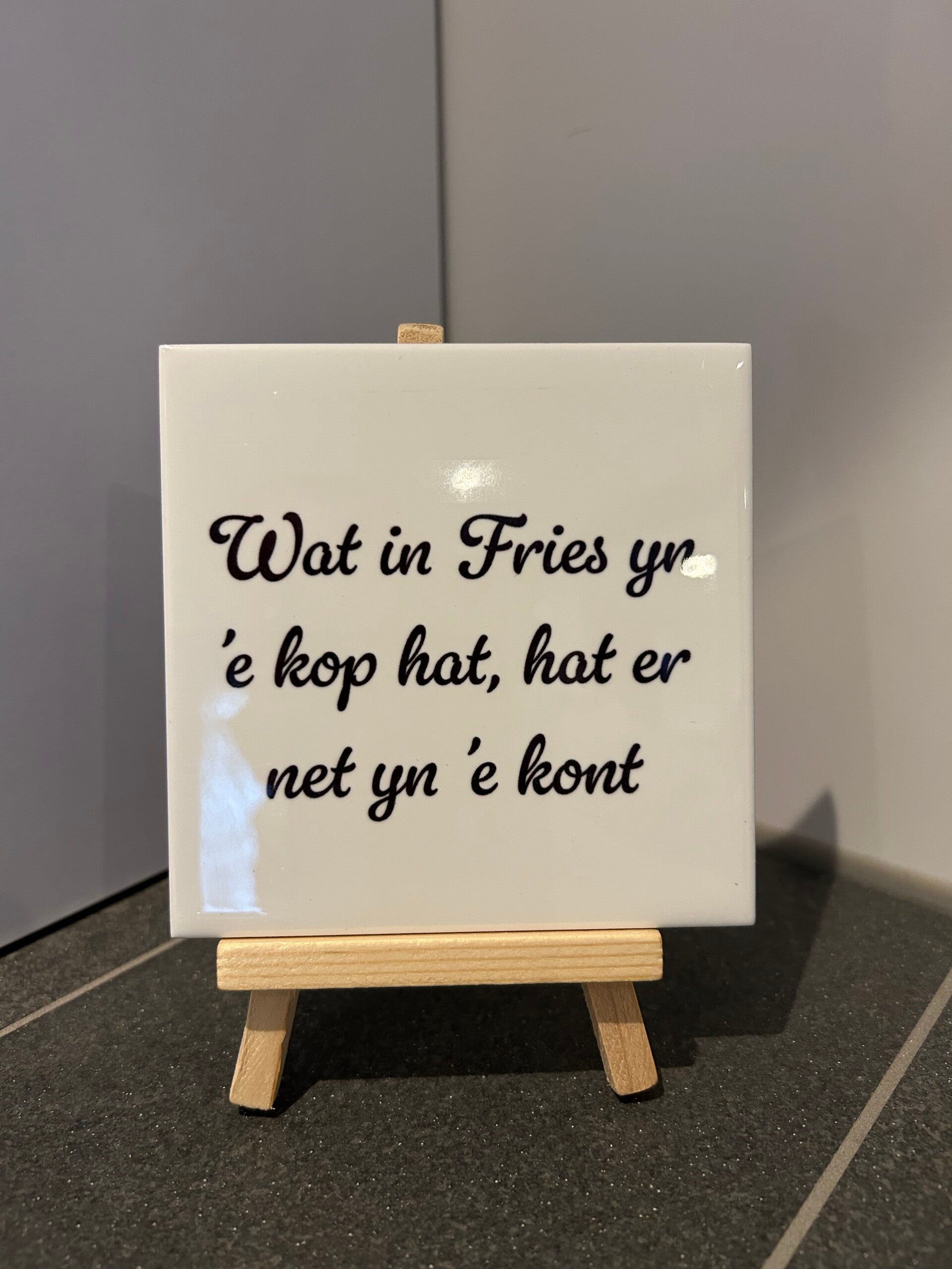 Tegeltje | 10x10 | Wat in Fries yn'e kop hat, hat er net yn'e kont