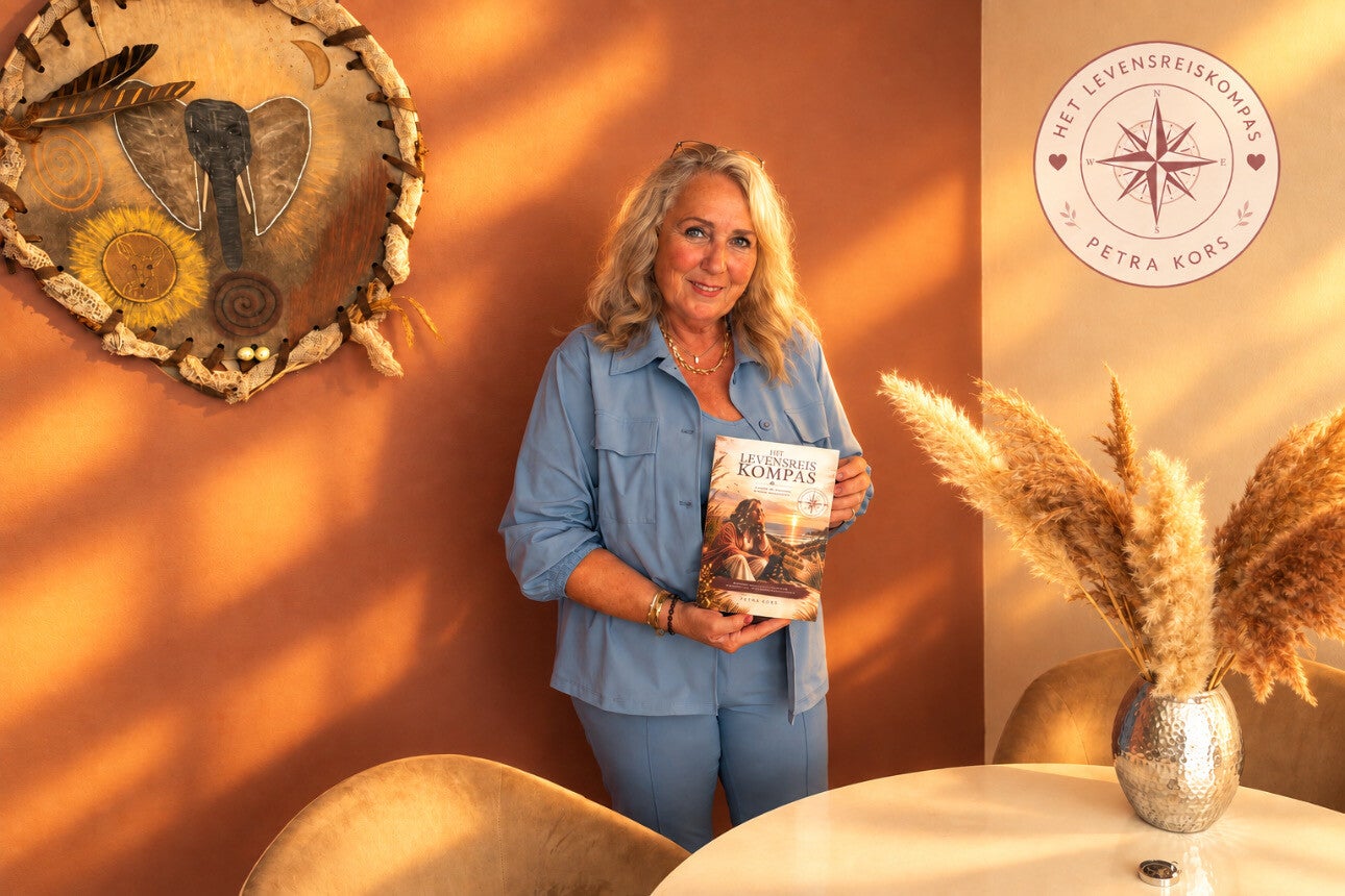 Petra Kors wandelt met hond Sjaan als sneak preview van Het Levensreiskompas, een reiswerkboek over persoonlijke groei, verlies, veerkracht en bewust leven.