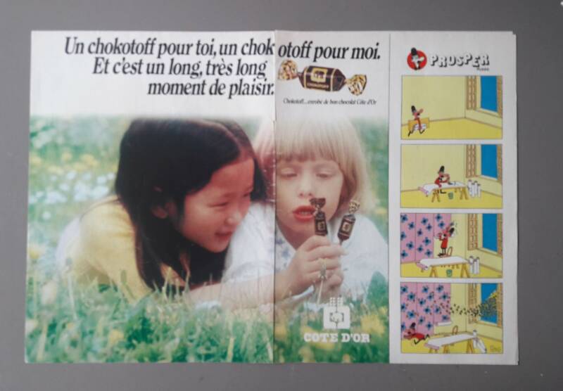 Chokotoff jongetje en meisje in het gras