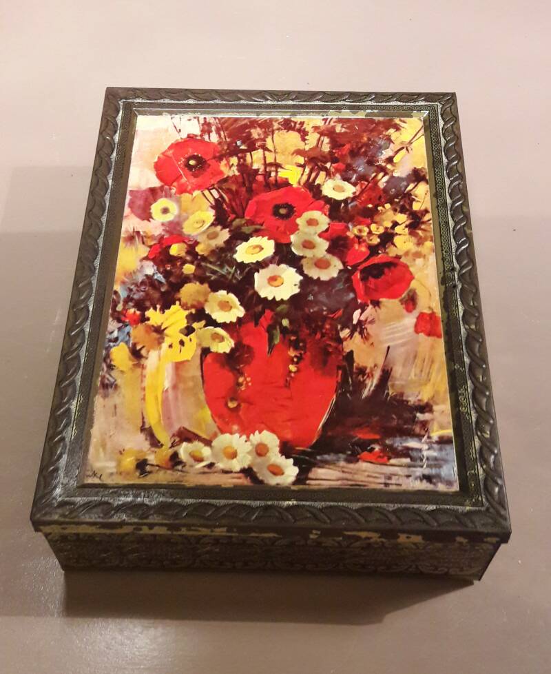 bloemen in rode vaas