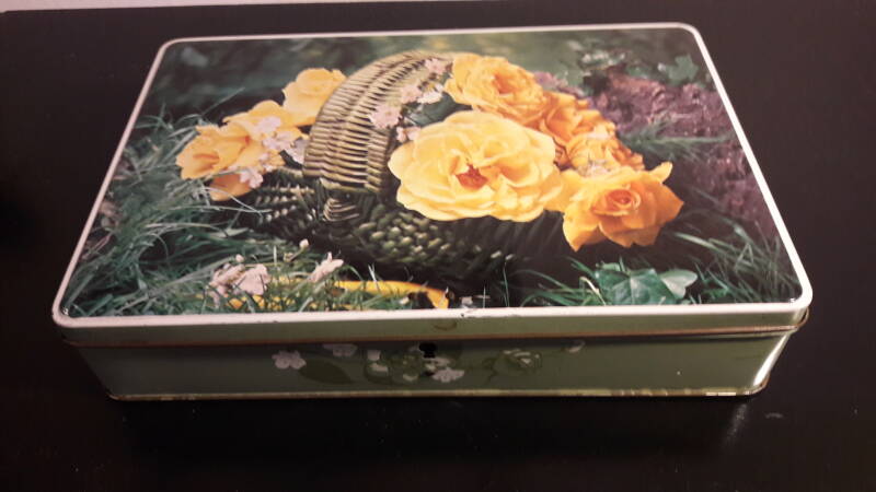 gele bloemen in mand