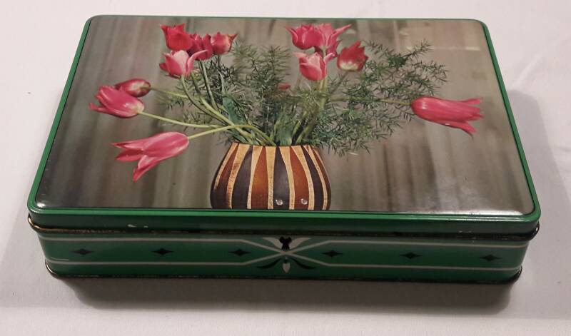 rode bloem en groen blik