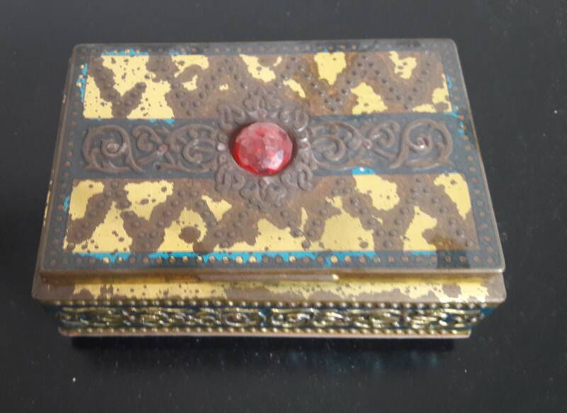 met rode fake edelsteen