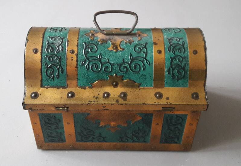 blauw kistje met goud V