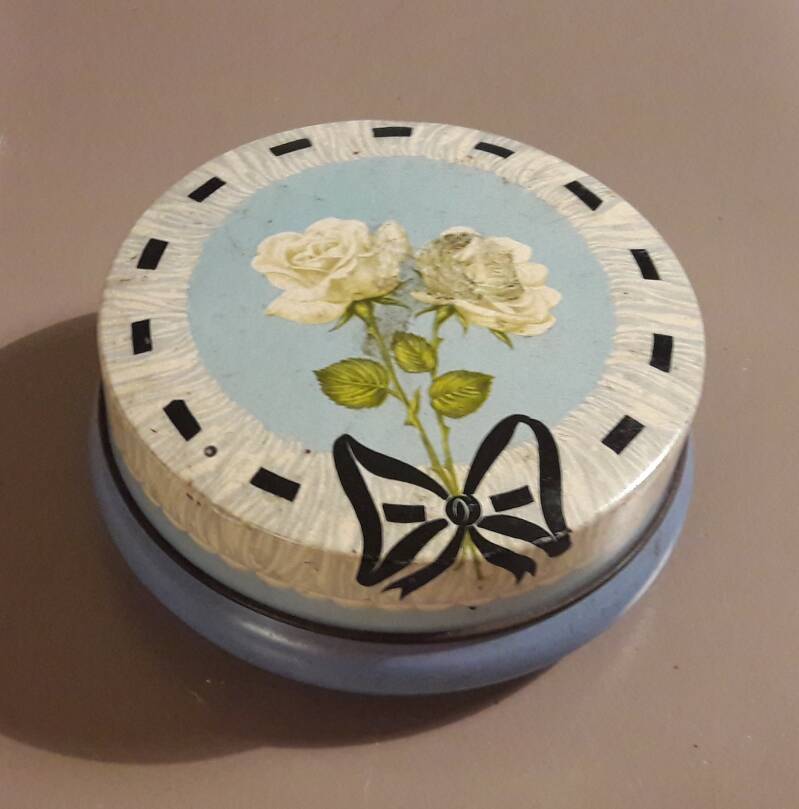 rond wit met witte  rozen