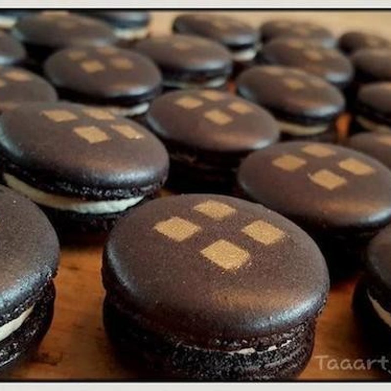 zwarte macarons met gouden logo