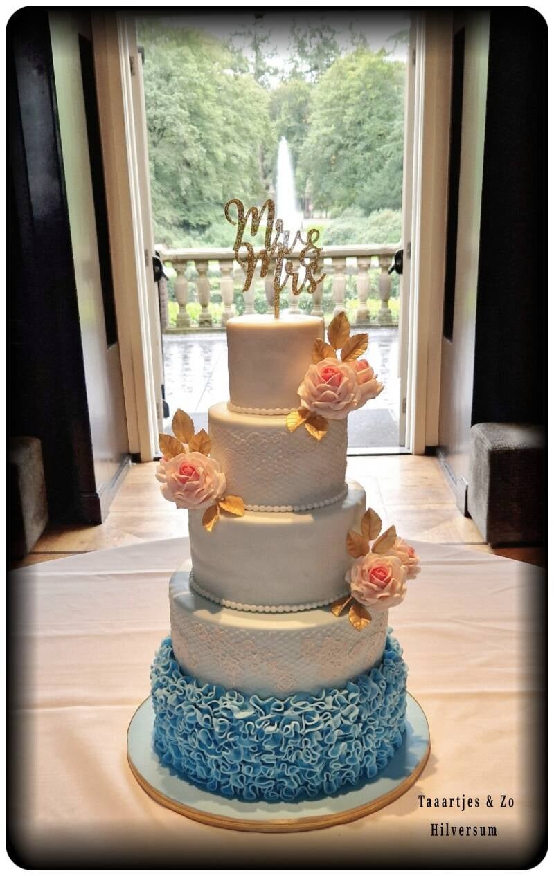 Romantische Bruidstaart bekleed met fondant met blauw roze hooge vuursche Taaartjes Hilversum