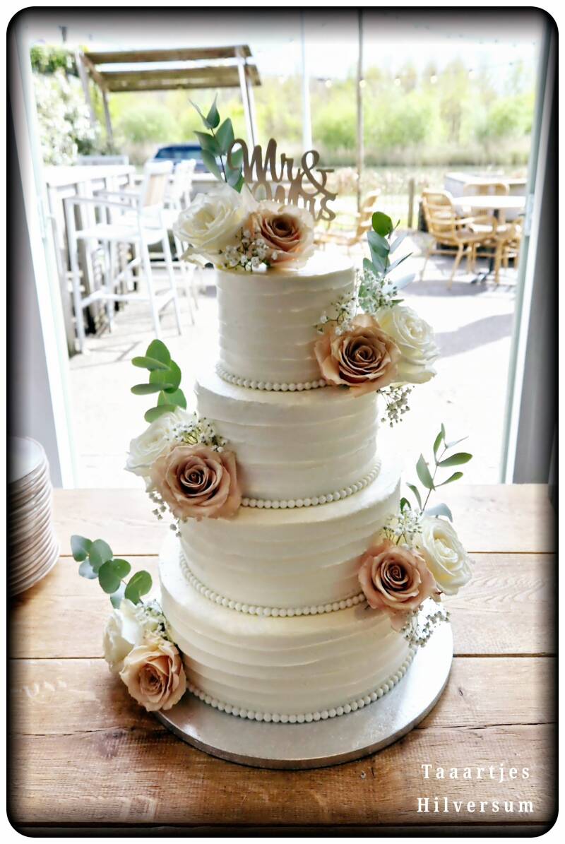Romantische bruidstaart met Creme en echt rozen  Taaartjes Hilversum 