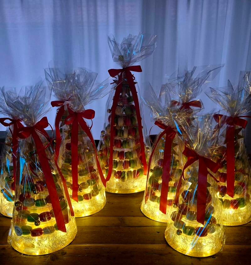 Kerst macarontorens verlicht