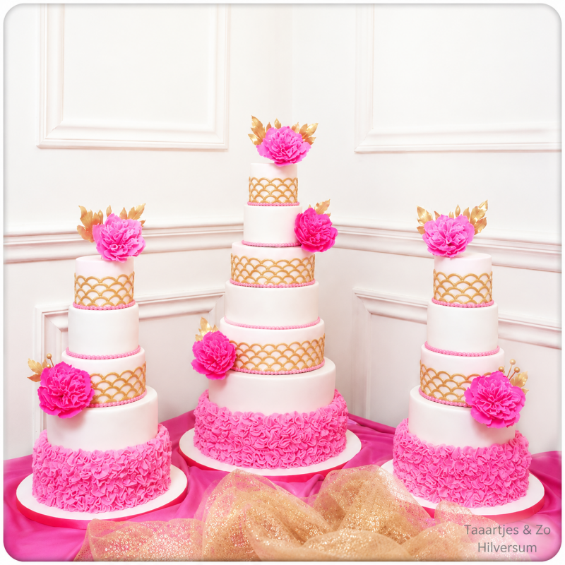 3 grote bruidstaarten met roze ruffles en handgemaakte pioenrozen