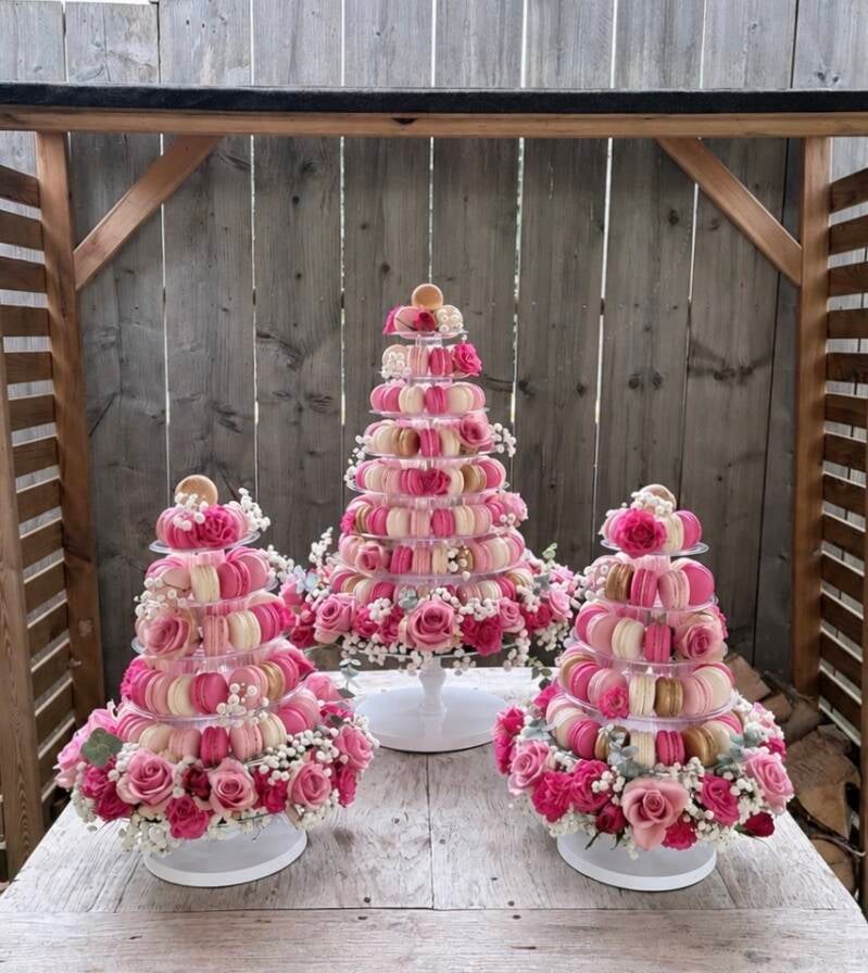 3 macaronstorens met bloemen voor bruiloft