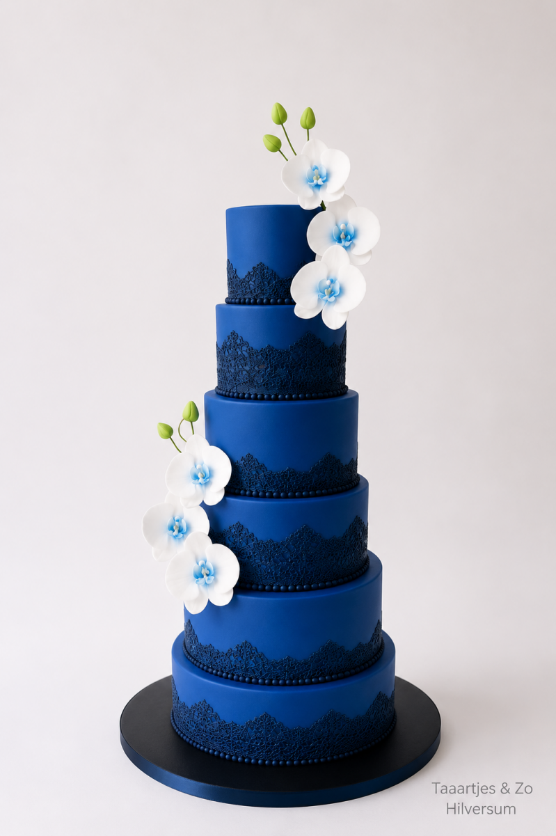 6 laagse donderblauwe bruidstaart met zwart kant en handgemaakteorchideeen