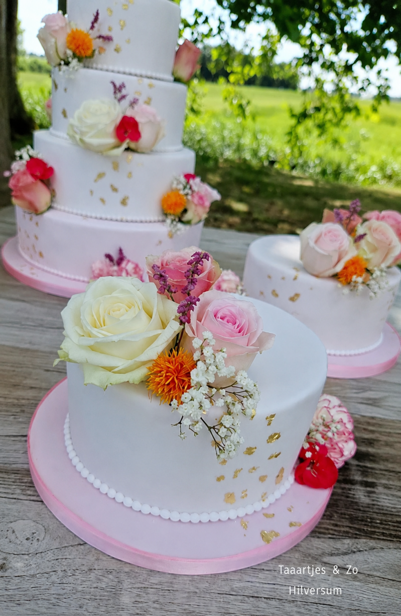 aansnijdtaart bij grote bruidstaart met echte bloemen