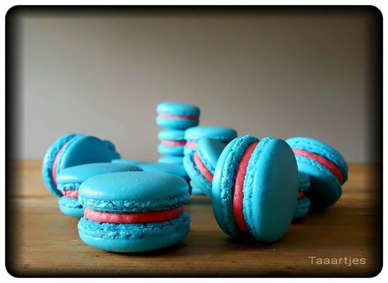 blauwe macarons met rode vulling