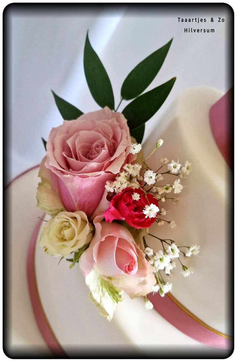bloemen op de bruidstaart