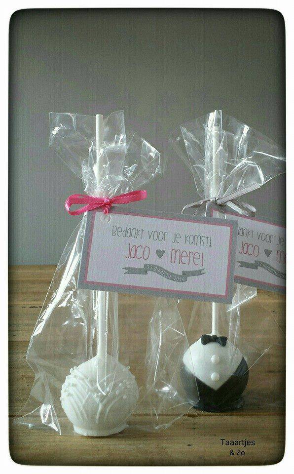 bruidspaar cakepops ingepakt met kaartje