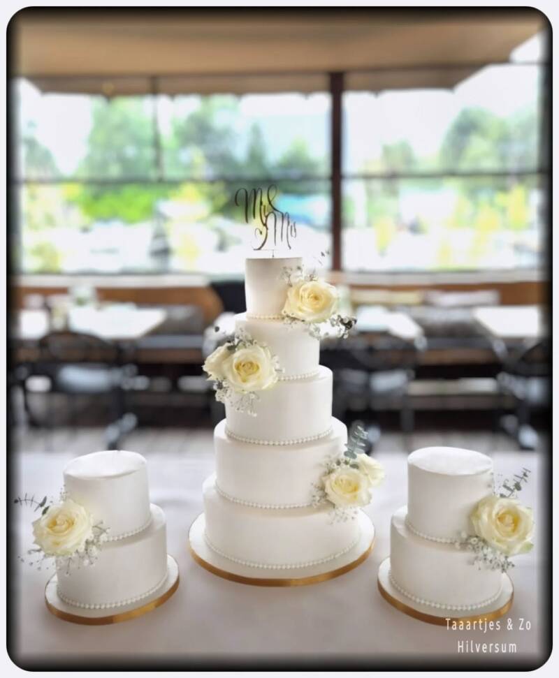 Witte fondant bruidstaart voor 100 personen met aansnijdtaarten Ottenhome Loosdreccht