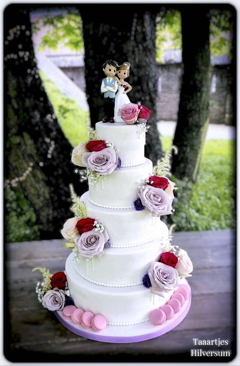 Romantische witte bruidstaart met lila rozen fier bussum 