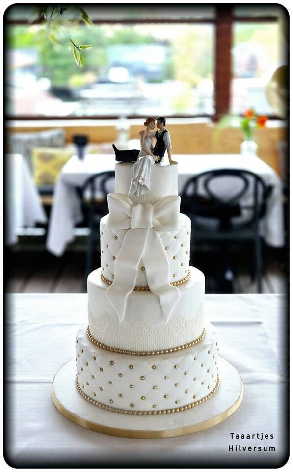 Witte romantische bruidstaart goud wit met strik van fondant 