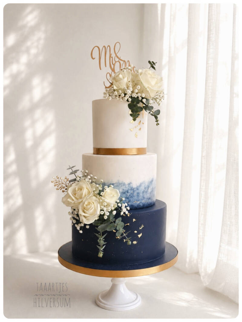bruidstaart navy blauw creme met witte boemen-standard.jpg