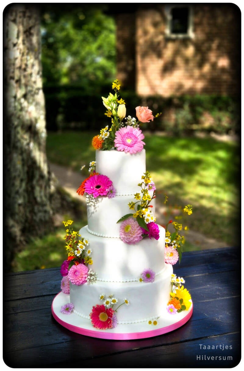 Vrolijke bruidstaart veldbloemen