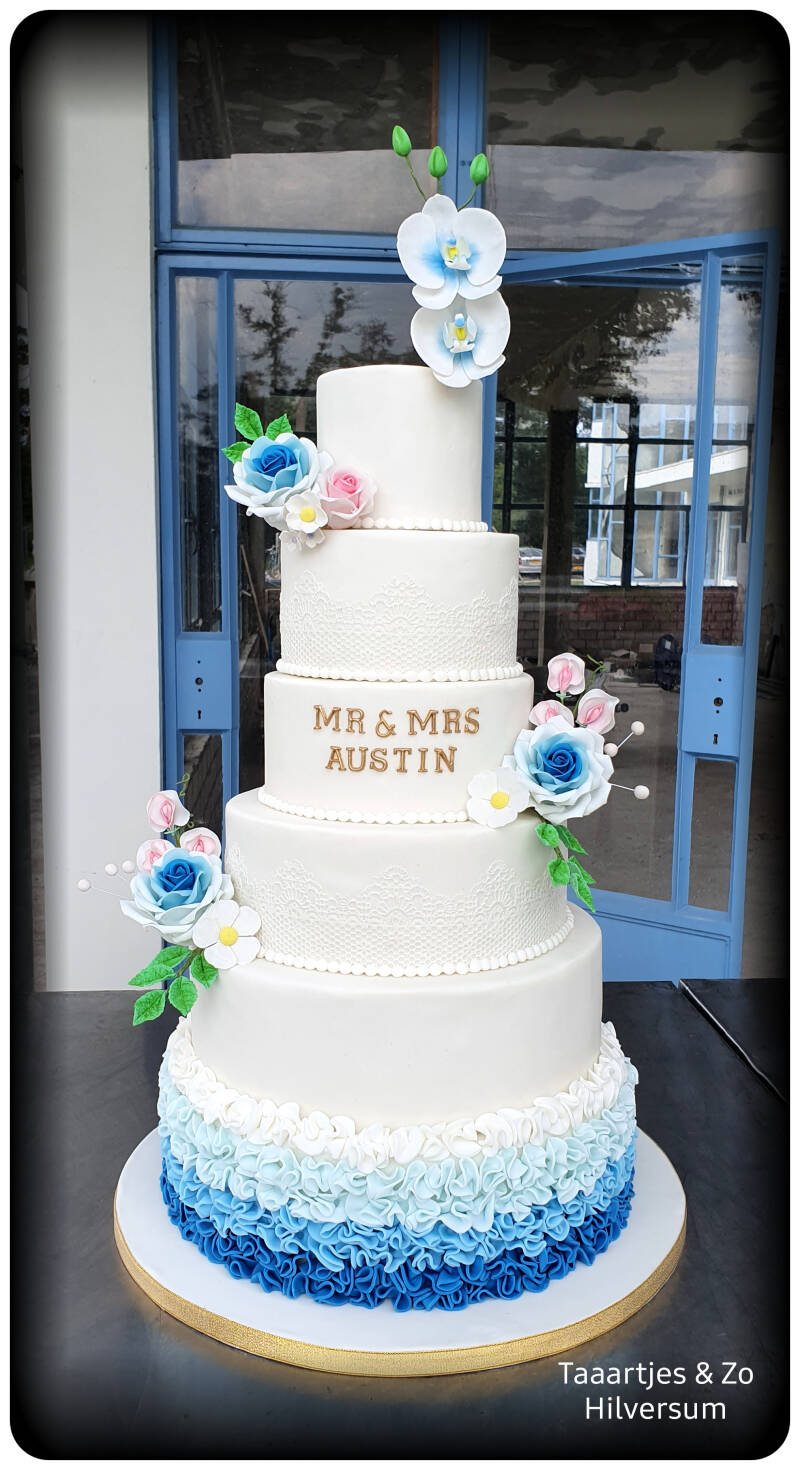 Witte romantische bruidstaart met ombre blauw en handgemaakte rozen Zonnestraal  Hilversum