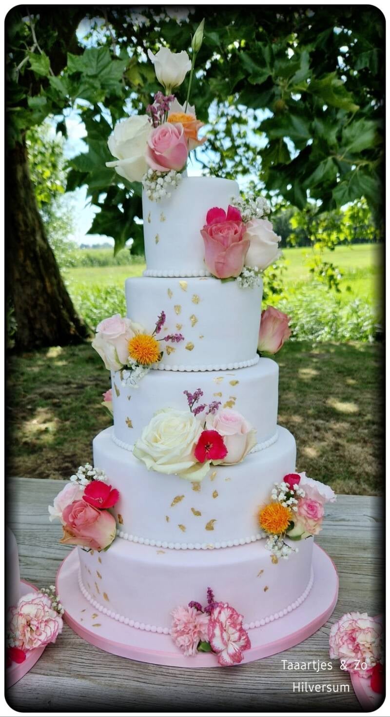 Luxe witte bruidstaart met echte bloemen bladgoud Taaartjes Hilversum
