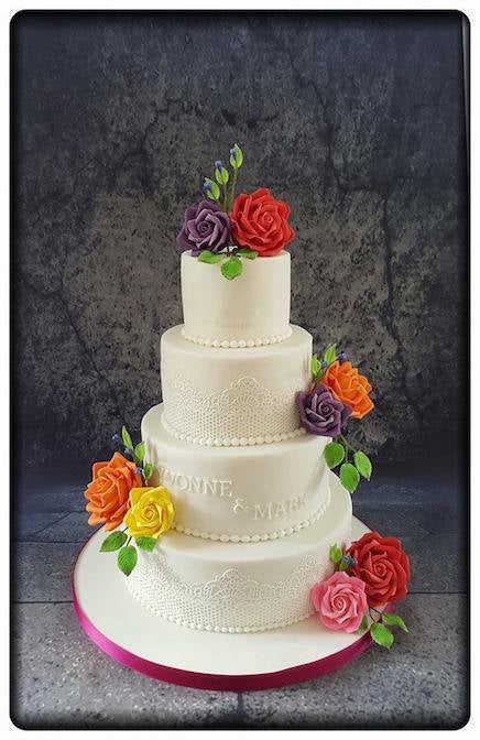 Mooie bruidstaart met gekleurde handgemaakte rozen / Wedding Cake roses gumpast 