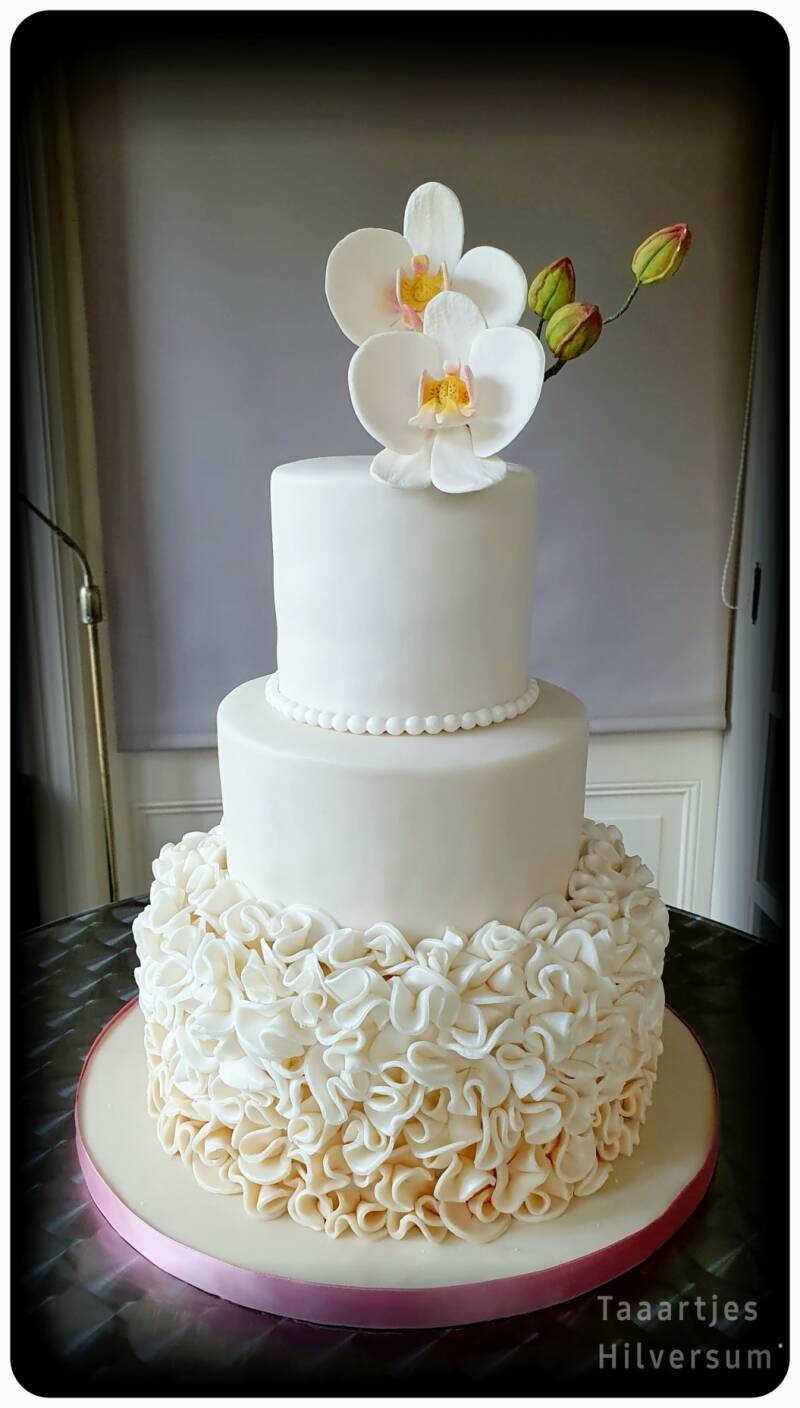 Witte bruidstaart met handgemaakte orchidee