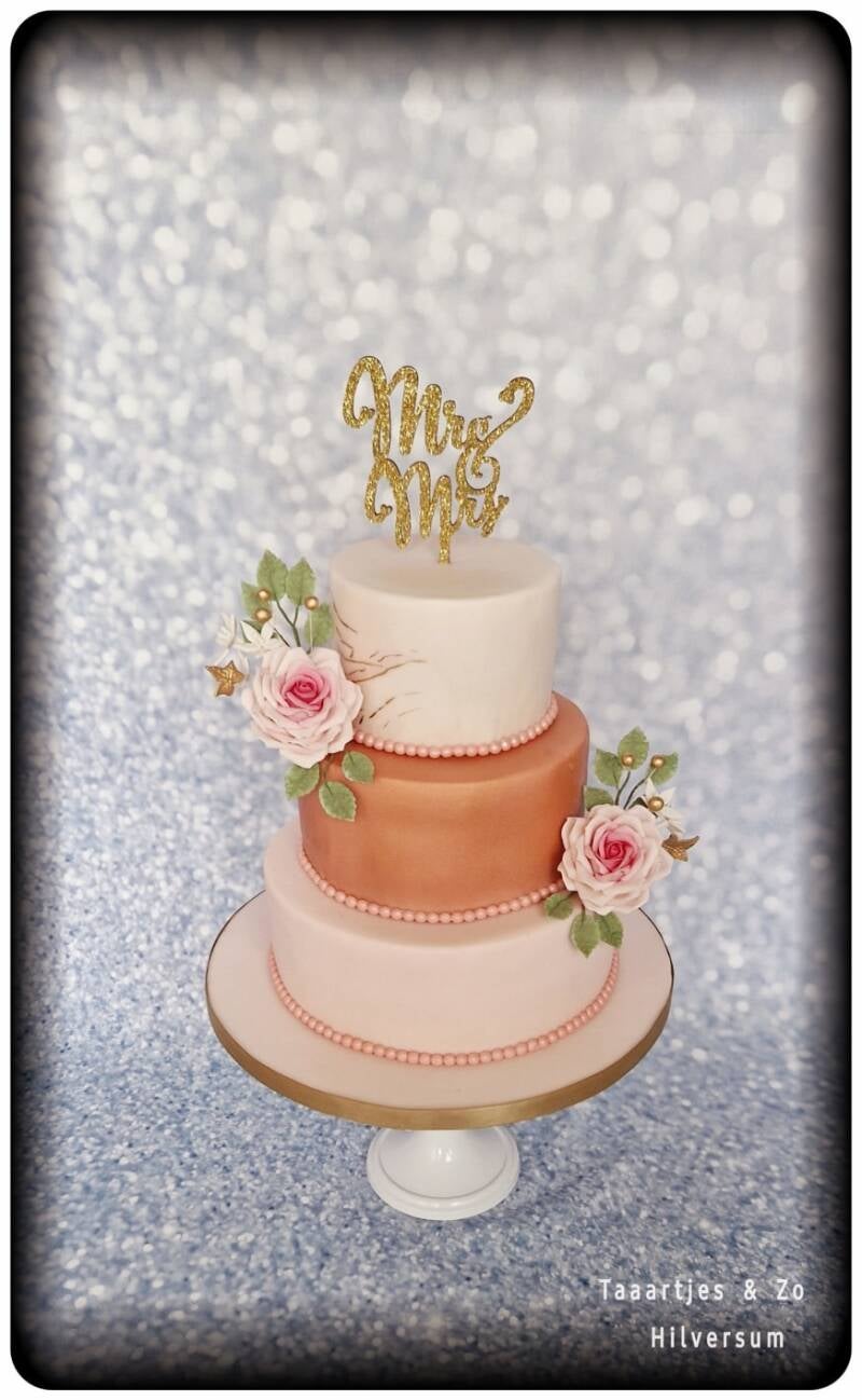 3 laagse Bruidstaart rose goud met handgemaakt rozen en gouden topper 
