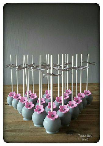 grijs met roze bloemetje cakepops