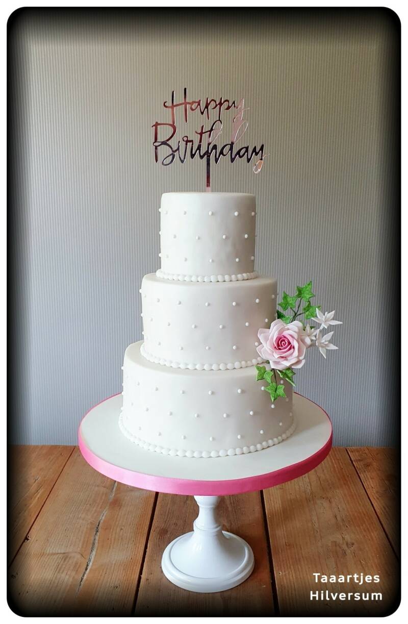happy birthday witte verjaardagstaart met handgemaakte bloemen 