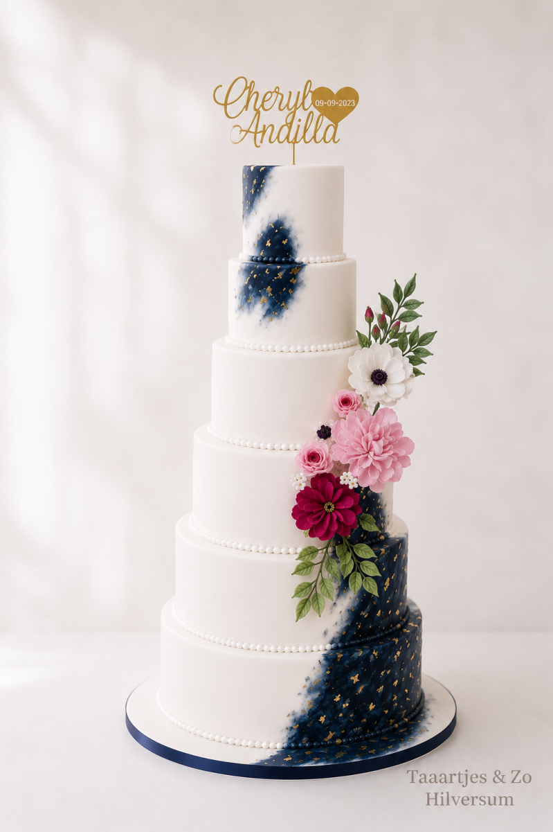 hoge bruidstaart met donkerblauw en handgemaakte bloemen