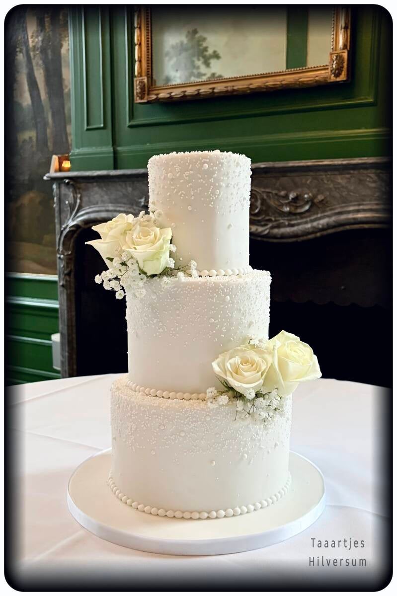 Witte romantische bruidstaart met parels en rozen Taaartjes Hilversum