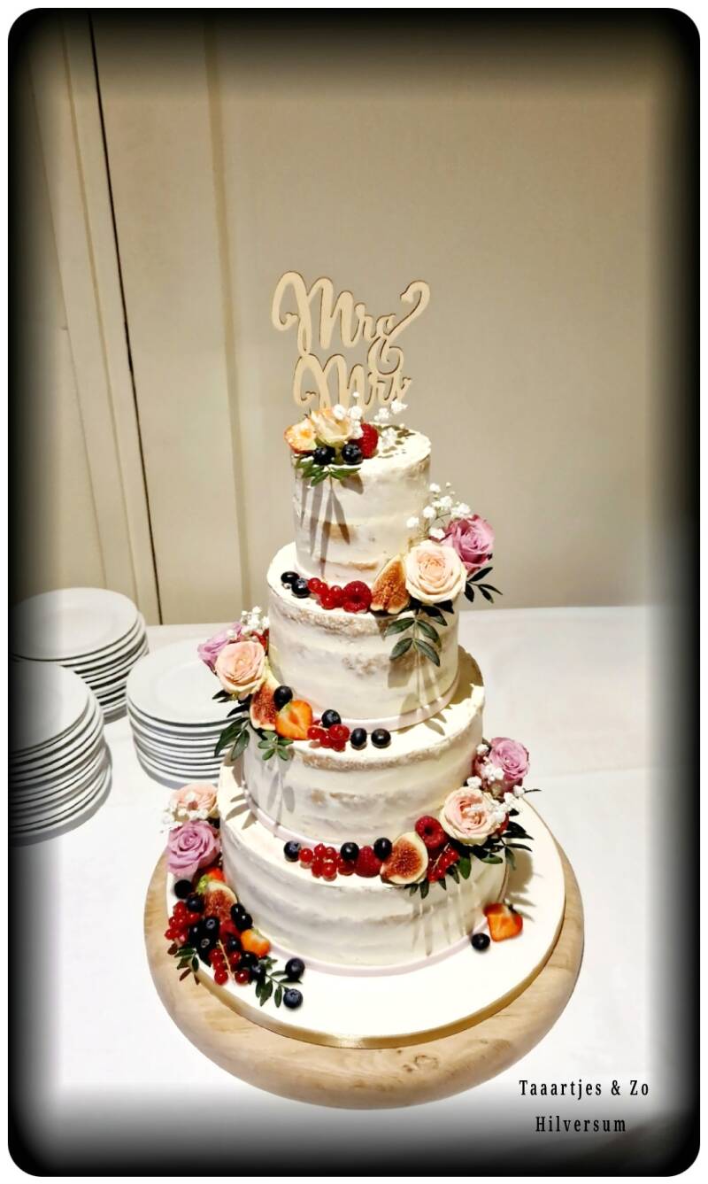 Naked cake met lekker vers  fruit bloemen 