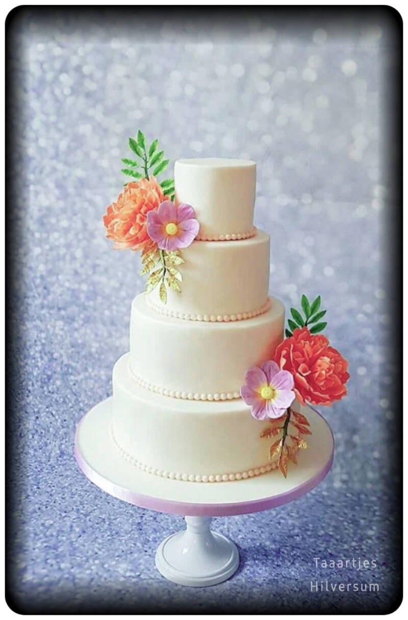 bruidstaart met handgemaakte bloemen