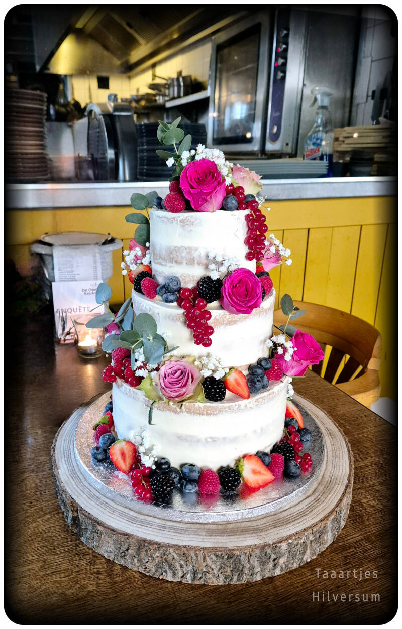 Heerlijke Naked cake met verse bloemen en fruit Hilversum